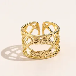 Designer di lusso Anello di design 18K Gold placcato per donne da uomo Lettera Designer Wide Rings Elegant Style Rings Fashion Gioielli Regali per feste di matrimonio