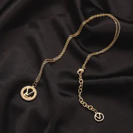 Speciali marchi di lusso all'ingrosso Placcati Pendenti di design Collane Collana con ciondolo in acciaio Lettera Perline Catena Accessori per gioielli Regali