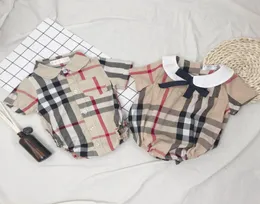 Ins spädbarn barn pläd romper baby flickor bågar slips lapel kort ärm jumpsuits designer baby pojke kläder nyfödda barn bomullsdiaper4427498