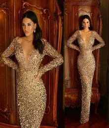 2022 Sparkly Gold Squined Mermaid Prom Dresses Deep V Long Sleeve Crystal Beading Squins Evening Gowns Sweep Train 형식 P2578839