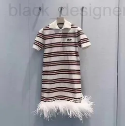 Grundlegende Freizeitkleider Designer Niche Design 2024 Vorfrühling Neues modisches Polo-Ausschnitt-Streifen-Strickkleid mit kurzen Ärmeln und gespleißtem Plüschrock-Saum MJRU