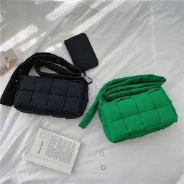 HBP icke-varumärke 2024 Ny produkt Kvinnor Cross-Body Bag Padded Cotton Soft Shoulder Plain Nylon Fashion Woven Messenger