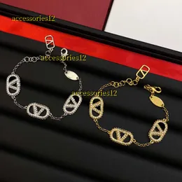 Bracciale rigido gioielli 2024 Braccialetti firmati da donna di alta qualità Pendenti in oro di lusso in rame Braccialetti per coppie Regali per feste di moda per signora