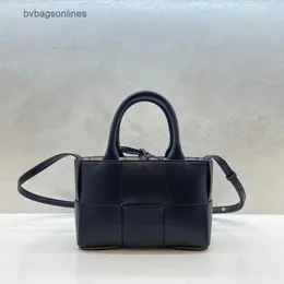 오리지널 Bottegs Venetas Arco Tote Bag 2024 New Leather Spring and Summer Mini Mini Woven Cashing Bag Commuting Fashion One Shoulder Cross Body Women 682b