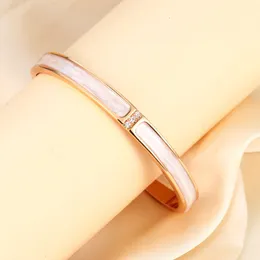 Pulseira de concha de ouro champanhe para mulheres em design popular pequeno, leve e de alta qualidade, pulseira de melhor amigo, 2023 nova pulseira de presente, pulseira