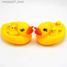 Sand Play Water Fun 4pcs/Set Rubber Duck Baby Shower Water BB Bathing Toys For Baby Barn barn barn födelsedagspresent Klassisk leksak pojkar flickor l240312