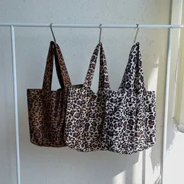 HBP Non-Brand Winter Persönlichkeit große Kapazität beliebte neue Damen Umhängetasche Mode Freizeit Tote einfache Retro Leopard Samt Handtasche