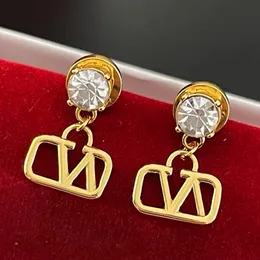 고급 브랜드 디자이너 귀걸이 문자 스터드 Sier Stainless Steel Women Crystal Pearl Ear Hoop Diamond Earring 웨딩 파티 보석 선물