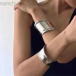 Armreif XIALUOKE Vintage Hyperbole Unregelmäßige Glatte Metall Manschette Armband Für Frauen Persönlichkeit Laufsteg Handgelenk Schmuck Zubehör ldd240312