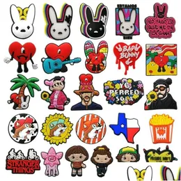 Acessórios de peças de sapato Moq 50pcs Bad Bunny Texas Clog Charme 2D Soft Pvc Jibz Charms Tendência Fivelas Decorações Fit Homens Sandálias Drop Dhphx