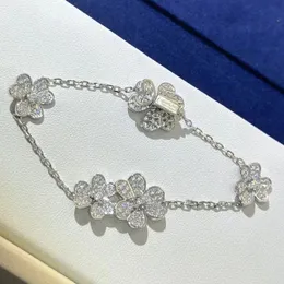 Luxury Classic Clover Armband Designer smycken för kvinnor Silver Shine Crystal Bling Diamond Van Design Four Leaves Flowers Chain Armelets Bangle