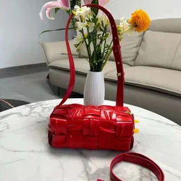 İndirim Mağazaları Waffle Pilded Under Under Undercand Bag 2024 Yeni üst düzey ve çok yönlü moda tek omuz kadın crossbody için dokuma