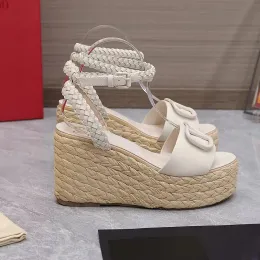 Designerplattform kilsandaler läder ankel remmen dekorativ spänne raffia vävda klackar 110 mm öppen tå tå klädskor kvinnors lyxdesigner sandaler