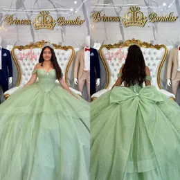 Açık yeşil prenses quinceanera elbise balo elbisesi kapalı omuz parıltı boncukları vestido de quinceanera yay düğümü tatlı 15 maskeli balo elbise
