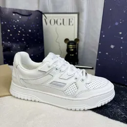 Mode män nödställda effekt läder sneakers designer basket sneaker kvinnor gummi grepp skript casual skor tränare med ruta 532