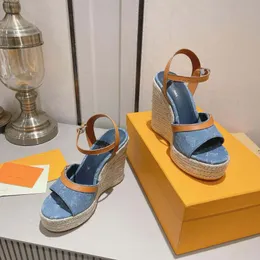 Sandali firmati da donna sandali con zeppa sandali piatti in tela ciabatte in pizzo blu con scritte in pelliccia sfocata scarpe da esterno estive da donna