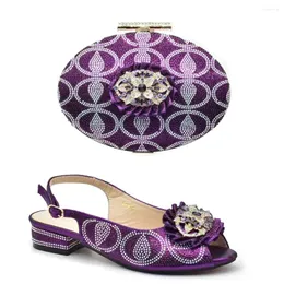 Scarpe eleganti 2024 Sandali con tacco basso Moda strass Sexy scarpe da donna nigeriane e set di borse per pompe da sposa italiane