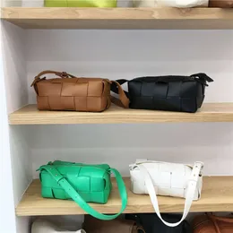 Die French Niche Woven Bag von Discount Shops ist vielseitig einsetzbar und fühlt sich wie an der Schulter und unter den Achseln an.Handkissen 2024 Neues Modell