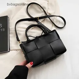 オリジナルのBottegs Venetas Arco Tote Bag Western Style Small Bag Womens Spring and Summer 2024 New Fashion Cross Body Personality Ins Portable Woven Square GQ6f