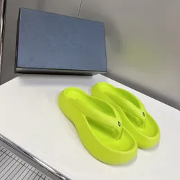 Lyxdesigner tofflor kvinnor glider flip flops plattform skor bröd eva gummi tjock botten anti glid komfort berömd strand sommar glid skjutreglage sandaler pantoufle