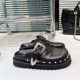 Pantofole Designer Donna Toga Moda Lusso Fondo spesso con fibbie Rivetti Pezzi di metallo Punk Vento Sandali piatti neri Seghettati Casual Avvolgente Testa Metà 5500ess