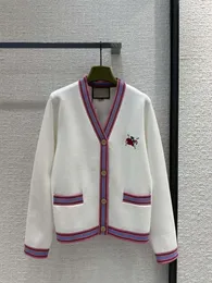 Maglioni della passerella di Milano 2024 Nuova primavera con scollo a V a maniche lunghe Top di marca Stesso stile Cappotti Maglione firmato da donna 0312-5