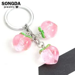 Keychains Lanyards söta persikformar Hängder Harts Keychains Kawaii Candy Color Fruit Acrylic Alloy Keyrings For Men Women Girl Bag Key Ring Gifts LDD240312