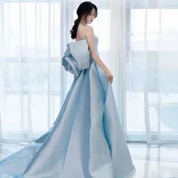 Hellhimmelblaue Abendkleider, elegante Ballkleider aus Satin, trägerlos, mit Schnürung am Rücken, Sweep-Zug, Abschlussball-Party-Kleider