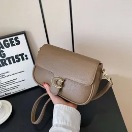 Kaufen Sie Factory Wholesale Damen Neue High-End- und Luxus-Kleine Quadratische Tasche Mit Litschi-Muster, Trendige Buchstabenschloss-Schnalle, Einzelne Schulter Diagonal Straddle