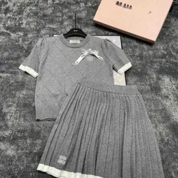 Designer MM24 Early Spring fashionabla broderade brev temperament College Style Kortärmad topp+kort kjol uppsättning orvr
