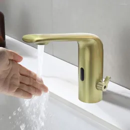 Badezimmer-Waschtischarmaturen, automatischer intelligenter Wasserhahn mit gebürsteter Goldfarbe, Wasserhähne, Körper, Messing, Kupfermaterial, Mischer, Wasser, kalt, Wechselstromstecker, 220-Batterie