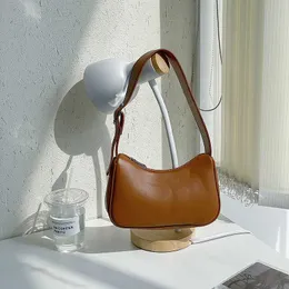 HBP icke-varumärke japanska kvinnors nya modedesign handväska enkel färg axelpåse pu rektangulärt temperament armhålan