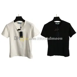 Kvinnor Slim Fit Tees Metal Badge T Shirts Designer Summer Causal Tee Short Sleeve Solid Color Shirts