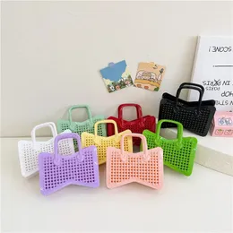 2023 Parentchild Jelly Bag Butterfly Shape Woven Hollow Out Leisure 휴가 해변 미니 동전 지갑 240306