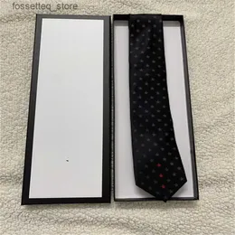 Gravatas de pescoço NOVO Business 2023 Designer Mens Silk Neck Ties Kinny Slim Narrow Polka Pontilhada Letra Jacquard Tecido Gravatas Feitos à Mão em Muitos Estilos com Caixa L240313