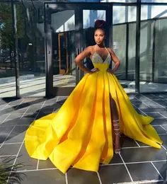Kristaller Boncuklu Sarı Saten Prom Elbiseler Mahkeme Tren Halter Boyun Seksi Sırtsız Ön Bölme Siyah kızlar için uzun gece önlükleri 2024 Özel Günlük Elbise
