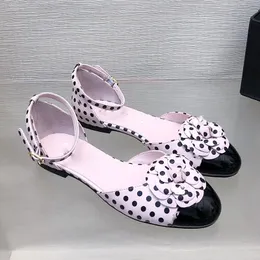 Women Designer Camellia Sukiety do butów Camellia Sandały Płaska polka kropka torba stóp łódź elegancka sprężyna i jesień pojedyncze buty