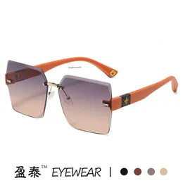 Herrdesigner solglasögon för kvinnor Kändis live sändning för kvinnor med avancerad känsla av fyrbladklöver ramlös trimning personaliserade mode solglasögon