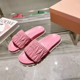 Chinelos macios para mulheres com solas de couro grossas casuais designer de luxo carta slides plissados sandálias de engrenagem decorativa fundos planos sapatos de alta qualidade para casa ao ar livre