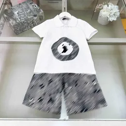 Fashion Kids Tracksuits gesticktes Logo T-Shirt Set Baby Kleidung Größe 110-160 cm Kurzarm-Polo-Hemd und Denim-Shorts 24mar