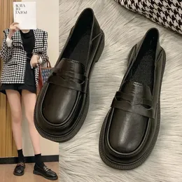 Sıradan ayakkabılar kadın yuvarlak ayak parmağı kadın spor ayakkabılar sığ ağız daire loafers ile kürk sonbahar slip-on elbise kış sonbahar kayma