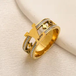 Designer Love Ring Extravagant Emalj svart vitt guld silver rostfritt stål bokstäver kvinnor män bröllop smycken special grossist lyx varumärke