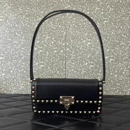 Real vaca couro rebites bolsa de ombro designer studs crossbody sacos carteira bolsas bolsa moda metálica mulheres bolsa de embreagem clássico metal gancho fivela 2636