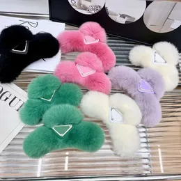 Grampos de cabelo fofos Designer Mulheres Luxurys Hairpins Fuzzy Letras Garra Clip Furry Inverno Quente Cabelo Pin Designers Meninas Hairclips Jóias Presente Perfeito