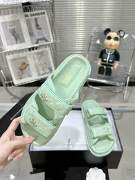 Designer sandals da donna papà sandalo 2024 Nuovo top della linea sandali di pelle di pecora sandali cuciture per muli trapunti per muli classici piattale da spiaggia per donne per donne