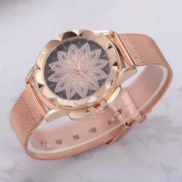 Armbandsur 2024 Occident Trend Luxury Diamond Subded Lycka är Coming Watch Armband Set Ladies Elegant and Atmospheric