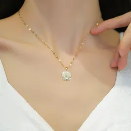 Collana con catena a ondulazione dell'acqua, luce di lusso, occhio di gatto, fiore di camelia, collana da donna in oro giallo 14k