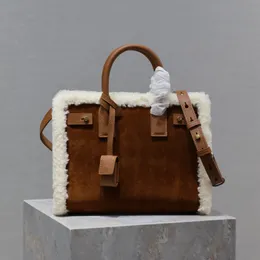 Borsa tote di design in lana d'agnello alla moda borsa a tracolla di qualità specchio casual borsa per organo di grande capacità per borsa della spesa invernale soffice da donna