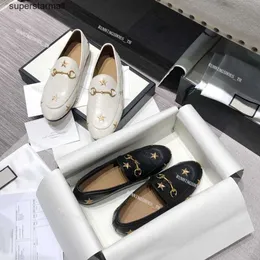 Katır gglies ayakkabı Princetown nakış tasarımcısı moda ayakkabıları erkekler loafer kadın katırlar elbise moafers baskılı cowhide metal toka