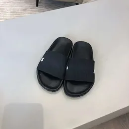 Jungen Mädchen gedruckte Hausschuhe Kinder rutschen lässige Strand Kinder Briefe Plattform Gummi -Sandalen Marke Kleinkind Heimschuhe